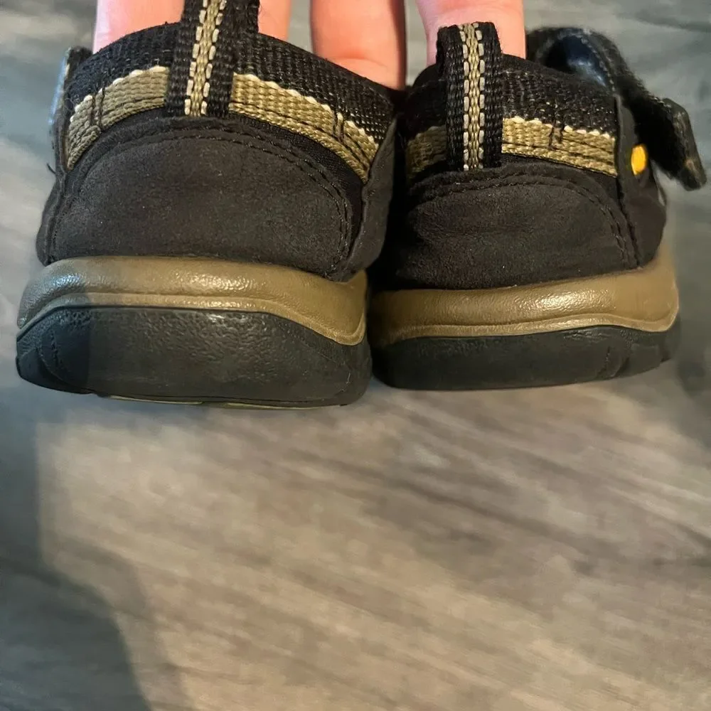 Keen Newport H2 Black Tan Kids Size 2  waterproof Hiking Water Sandals Shoes